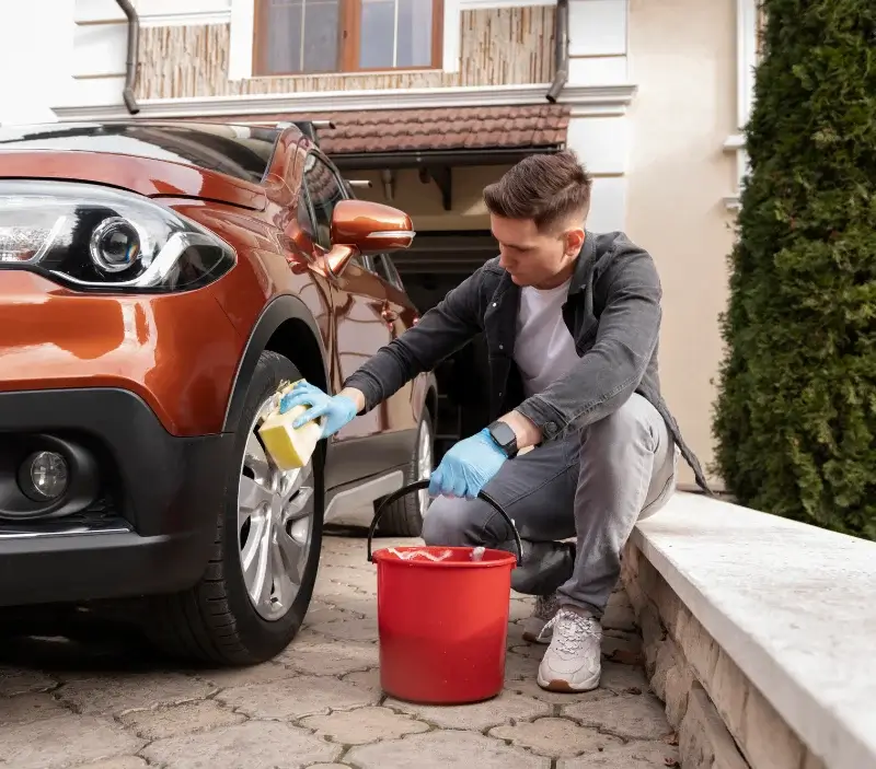 Lavage auto à domicile Vic-Fezensac : professionnel intervenant sur un véhicule